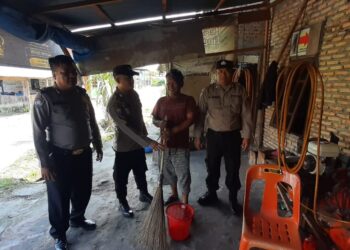 Personil Sat Binmas Polres Samosir menyalurkan bantuan alat kebersihan kepada masyarakat Desa Lumban Pinggol Kecamatan Pangururan Kabupaten Samosir. Kegiatan yang dilaksanakan pada hari Rabu (29/05/2024) ini bertujuan untuk mempererat hubungan antara kepolisian dan masyarakat.