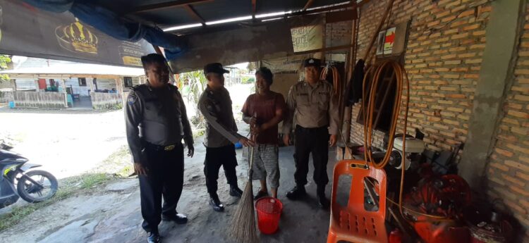 Personil Sat Binmas Polres Samosir menyalurkan bantuan alat kebersihan kepada masyarakat Desa Lumban Pinggol Kecamatan Pangururan Kabupaten Samosir. Kegiatan yang dilaksanakan pada hari Rabu (29/05/2024) ini bertujuan untuk mempererat hubungan antara kepolisian dan masyarakat.