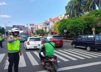 Personel Satuan Lalu Lintas (Sat Lantas) terus berupaya meningkatkan kenyamanan dan keselamatan pengguna jalan dengan melakukan kegiatan Turjawali (pengaturan, penjagaan, dan patroli) di berbagai titik strategis di jalan raya, Selasa (28/5/2024).