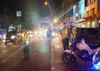 Personel Satuan Lalu Lintas (Sat Lantas) Polresta Manado meluncurkan program inovatif baru bertajuk “Silu Mata” (Siaga Lampu Biru di Keramaian Kota). Program ini dirancang untuk meningkatkan keamanan dan kenyamanan masyarakat di berbagai pusat keramaian di Kota Manado, Senin (27/5/2024).