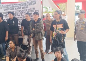 Personel Kepolisian Resor Kota (Polresta) Manado melakukan pengamanan ketat dalam kegiatan aksi damai yang digelar oleh Aliansi Sario dalam Bergerak di depan Kantor Wilayah Badan Pertanahan Nasional (BPN) Kota Manado. Aksi yang berlangsung pada Selasa pagi ini dihadiri oleh puluhan peserta yang menyuarakan berbagai aspirasi terkait isu pertanahan di wilayah mereka, Senin (27/5/2024).