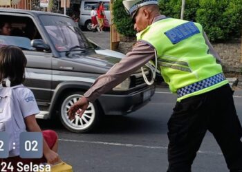 Melalui Giat Inovasi Pos Cakalang, personel Sat Lantas hadir di berbagai titik rawan kecelakaan untuk membantu anak-anak sekolah menyeberang jalan dengan aman, Selasa (28/5/2024) pagi