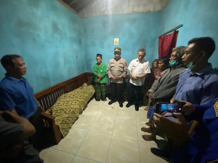 Seorang lansia ditemukan meninggal dunia di kebun jagung wilayah Dusun Majingklak, Desa Selaganggeng, Kecamatan Mrebet, Kabupaten Purbalingga, Rabu (29/5/2024) sore. Korban ditemukan pertama kali oleh penderes yang melintas di lokasi tersebut.