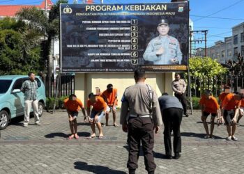 Personel Satuan Tahanan dan Barang Bukti (Sat Tahti) Polresta Manado kembali menunjukkan komitmen mereka dalam menjaga kesehatan dan kesejahteraan para tahanan di Rumah Tahanan (Rutan) Mako Polresta Manado dengan menggelar kegiatan olahraga rutin. Kegiatan ini dilaksanakan pada hari, Rabu (29/05/2024) pagi, yang melibatkan seluruh tahanan di rutan tersebut.