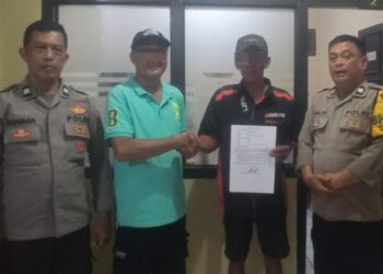 Bhabinkamtibmas dari Polsek Tuminting, yang merupakan bagian dari Kepolisian Negara Republik Indonesia (Polri), berhasil menangani sebuah insiden dengan bijaksana melalui pendekatan problem solving atau penyelesaian masalah. Kejadian tersebut melibatkan kesalahpahaman antara dua kelompok masyarakat yang hampir berujung pada konflik, Rabu (29/5/2024).