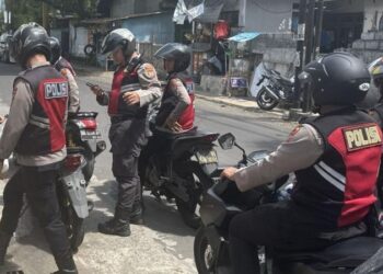 Tim Patroli Rayon Samapta Polresta Manado melakukan kegiatan rutin dengan menggelar operasi hunting terhadap kendaraan bermasalah. Pada hari ini, mereka berhasil mengamankan dua buah kendaraan yang didapati menggunakan plat nomor palsu di depan pos rayon, Rabu (29/5/2024).