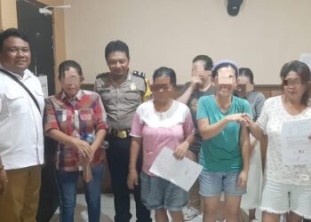 Bhabinkamtibmas (Bintara Pembina Keamanan dan Ketertiban Masyarakat) dari Polsek Wenang, Kota Manado, terbukti menjadi penengah yang efektif dalam menyelesaikan perselisihan antar warga dengan menerapkan metode problem solving. Dalam sebuah insiden perselisihan yang melibatkan dua keluarga di wilayahnya, Bhabinkamtibmas tersebut turun langsung untuk mengendalikan situasi, Rabu (29/5/2024).