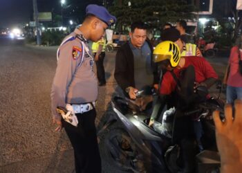 Personel Polres Sergai memeriksa kelengkapan pengendara sepeda motor, Rabu (29/5/2024). (Foto Dok/ Polres Sergai)