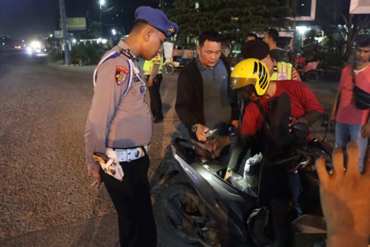 Personel Polres Sergai memeriksa kelengkapan pengendara sepeda motor, Rabu (29/5/2024). (Foto Dok/ Polres Sergai)