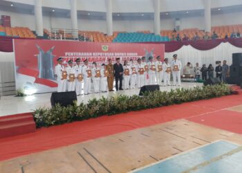 Kepala Desa Se-Kecamatan Jonggol  Kabupaten Bogor berfoto bersama PJ.Bupati Asmawa Tosefu,Camat Jonggol usai Penyerahan Keputusan Perpanjangan Masa Jabatan (foto : RH/Mitrapolri.com/30/5/24)