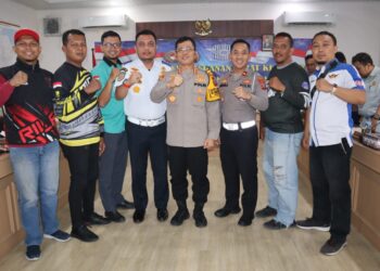 FOTO BERSAMA: Kapolrestabes Medan Kombes Pol Teddy Jhon Marbun didampingi Kasat Lantas Polrestabes Kompol Andika Temanta Purba foto bersama para undangan usai mengikuti penandatanganan draff SK FLLAJ lewat zoom meeting di, Rupatama Mapolrestabes, Kamis (30/5/2024).(Foto Dok/Polrestabes)