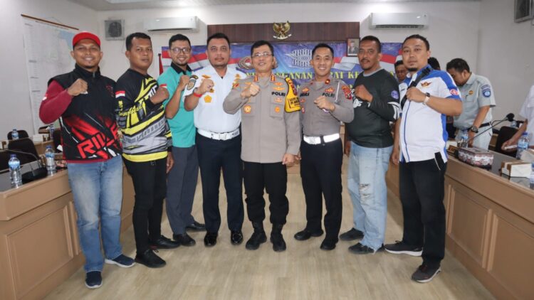 FOTO BERSAMA: Kapolrestabes Medan Kombes Pol Teddy Jhon Marbun didampingi Kasat Lantas Polrestabes Kompol Andika Temanta Purba foto bersama para undangan usai mengikuti penandatanganan draff SK FLLAJ lewat zoom meeting di, Rupatama Mapolrestabes, Kamis (30/5/2024).(Foto Dok/Polrestabes)