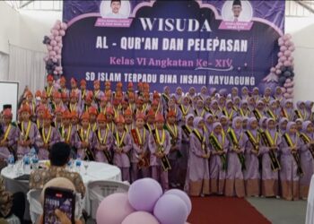 SD IT Bina Insani Kayuagung OKI menggelar acara Wisuda Alqur'an dan Pelepasan Siswa Kelas 6 alumni ke XIV sebanyak 103 Wisudawan dan Wisudawati dengan Rincian 55 Afwan dan 48 ikhwan di Gedung Baru sekolah setempat, Kamis (30 mei 2024).