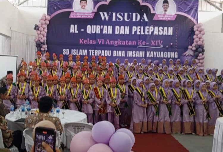 SD IT Bina Insani Kayuagung OKI menggelar acara Wisuda Alqur'an dan Pelepasan Siswa Kelas 6 alumni ke XIV sebanyak 103 Wisudawan dan Wisudawati dengan Rincian 55 Afwan dan 48 ikhwan di Gedung Baru sekolah setempat, Kamis (30 mei 2024).