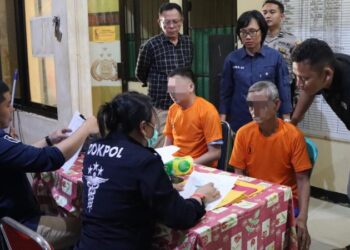 Bertempat di Ruang Piket Jaga Tahanan Polresta Manado, telah dilaksanakan kegiatan pengambilan sampel DNA terhadap para tahanan. Kegiatan ini berlangsung dari pukul 10.00 hingga 13.30 WITA dan melibatkan kerjasama antara Tim Pusdokkes Polri dan Biddokkes Polda Sulut, pada Kamis (30/5/2024),
