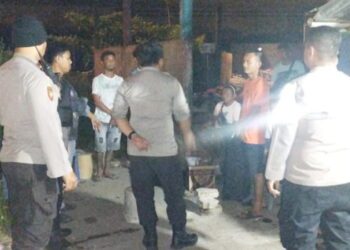 Personel Polsek Tuminting kembali aktif melaksanakan kegiatan Baronang (Bhayangkara Ronda Sambang) sebagai upaya pencegahan terhadap gangguan kamtibmas dan penurunan tingkat kriminalitas di wilayah hukum Polresta Manado. Melalui kegiatan ini, polisi tidak hanya mempererat hubungan dengan masyarakat, tetapi juga meningkatkan kewaspadaan secara bersama-sama, Rabu (29/5/2024) malam.