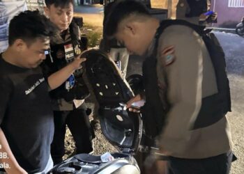 Polsek Tikala terus memperkuat kehadiran dan keamanan di wilayah hukum Polresta Manado dengan melakukan Kegiatan Rutin Ditingkatkan (KRYD) di Kelurahan Banjer, Kecamatan Tikala, Kota Manado. Kegiatan ini merupakan bagian dari strategi penguatan keamanan dan penegakan hukum yang dilakukan secara terencana dan berkelanjutan, Rabu (29/5/2024) malam.