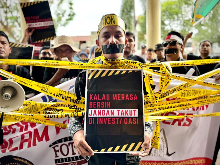 Puluhan jurnalis lintas organisasi profesi menggelar aksi unjuk rasa di depan gedung Dewan Perwakilan Rakyat Kota (DPRK) Lhokseumawe, Jumat, 31 Mei 2024.