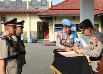 Polres Purbalingga menggelar upacara serah terima jabatan (Sertijab) dua Kapolsek. Kegiatan dirangkai dengan laporan kenaikan pangkat pengabdian di halaman Mapolres Purbalingga, Jumat (31/5/2024) pagi.