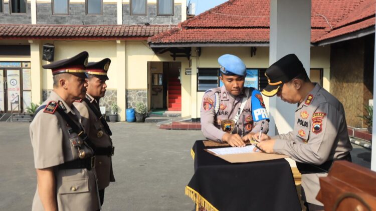 Polres Purbalingga menggelar upacara serah terima jabatan (Sertijab) dua Kapolsek. Kegiatan dirangkai dengan laporan kenaikan pangkat pengabdian di halaman Mapolres Purbalingga, Jumat (31/5/2024) pagi.
