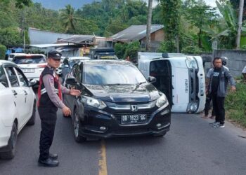 Personel Polsek Pineleng Polresta Manado melakukan patroli rutin pada hari ini, namun mendapati situasi yang tidak biasa ketika mereka menemukan kemacetan lalu lintas di depan Sekolah Tinggi Theologia “Missio Dei” Manado. Kemacetan tersebut disebabkan oleh kecelakaan tunggal yang melibatkan sebuah kendaraan roda 4 yang terbalik di Desa Winangun, Kecamatan Pineleng, Kamis (30/5/2024).