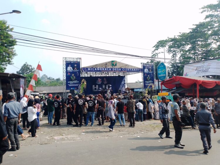 Panggung Besar Nan Megah dipersiapkan untuk acara Pesta Rakyat sekali setahun itu,untuk menghibur seluruh masyarakat Desa Cijayanti yang rencananya digelar 31 Mei 2024 dan 1 Juni 2024 bertepatan dengan Hari Lahir Pancasila (foto : RH/Mitrapolri.com)