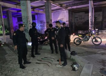 Hendak melakukan aksi tawuran, sekelompok remaja diamankan Patroli Sat Samapta Polres Tegal Kota, Rabu (1/5/2024) dinihari dari sejumlah lokasi di Kota Tegal. Polisi juga menyita belasan senjata tajam dan kendaraan yang digunakan. Saat ini mereka telah berada di Mapolres untuk proses penyelidikan lebih lanjut.