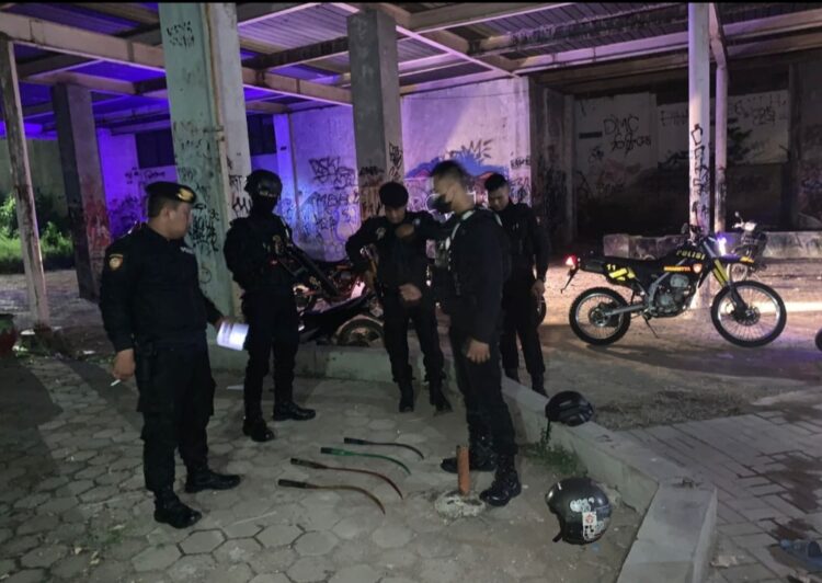Hendak melakukan aksi tawuran, sekelompok remaja diamankan Patroli Sat Samapta Polres Tegal Kota, Rabu (1/5/2024) dinihari dari sejumlah lokasi di Kota Tegal. Polisi juga menyita belasan senjata tajam dan kendaraan yang digunakan. Saat ini mereka telah berada di Mapolres untuk proses penyelidikan lebih lanjut.