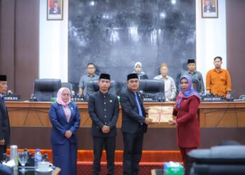 Penjabat (Pj) Bupati Nagan Raya, Fitriany Farhas menyampaikan Laporan Keterangan Pertanggungjawaban (LKPJ) Bupati Nagan Raya Tahun 2023 dalam Rapat Paripurna Dewan Perwakilan Rakyat Kabupaten (DPRK) setempat, Senin (06/05/2024).