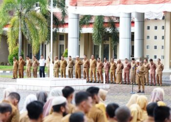 Kepala Dinas Kebudayaan, Pariwisata, Pemuda dan Olahraga, Fariky, S.E., M.Si, Ak, saat memimpin apel gabungan yang berlangsung di halaman Kantor Bupati, Kompleks Perkantoran Suka Makmue pada hari Senin (13/05/2024).