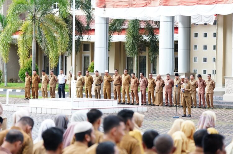 Kepala Dinas Kebudayaan, Pariwisata, Pemuda dan Olahraga, Fariky, S.E., M.Si, Ak, saat memimpin apel gabungan yang berlangsung di halaman Kantor Bupati, Kompleks Perkantoran Suka Makmue pada hari Senin (13/05/2024).