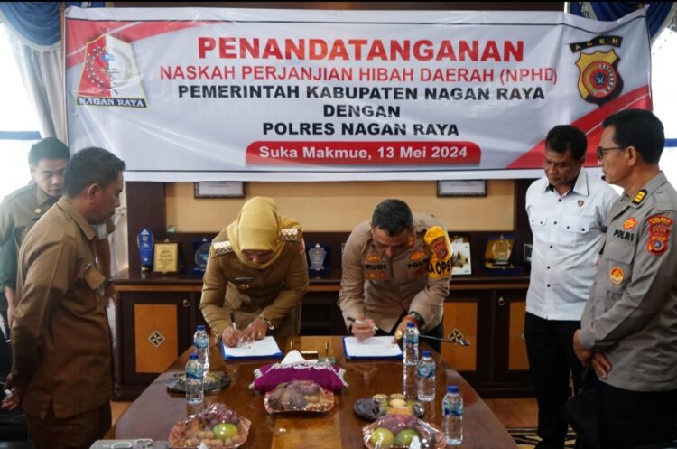 Pemerintah Kabupaten (Pemkab) Nagan Raya bersama Kepolisian Resor (Polres) setempat menandatangani Naskah Perjanjian Dana Hibah (NPDH) pengamanan Pilkada 2024, Senin (13/5/2024). NPDH tersebut ditandatangani langsung oleh Penjabat (Pj) Bupati Fitriany Farhas AP, S.Sos., M.Si dan Kapolres AKBP Rudi Saeful Hadi, SIK di ruang kerja bupati Nagan Raya, Komplek Perkantoran Suka Makmue, Nagan Raya.