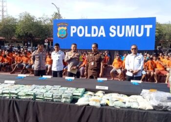 BERI PENJELASAN: Kapolda Sumut, Irjen Pol Agung Setya Iman Effendi memberikan penjelasan terkait pengungkapan kasus narkoba di Mapolda Sumut, Selasa (14/5/2024). (Foto Dok/Polda Sumut)