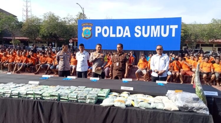 BERI PENJELASAN: Kapolda Sumut, Irjen Pol Agung Setya Iman Effendi memberikan penjelasan terkait pengungkapan kasus narkoba di Mapolda Sumut, Selasa (14/5/2024). (Foto Dok/Polda Sumut)