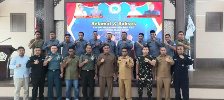 Ketua Umum Dewan Pengurus Pusat Persatuan Wartawan Online (DPD -PWO) Aceh, Hasbi Abubakar melantik Dewan Pengurus Daerah Persatuan Online (DPD-PWO) Aceh Utara Masa Bakti Tahun 2024-2028 yang berlangsung di aula kantor Bupati Aceh Utara pada Selasa (21/5/2024).