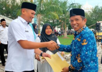 Prosesi peusijuek berlangsung di Masjid Agung Baiturrahim Lhoksukon, Rabu, 22 Mei 2024. Kegiatan itu turut dihadiri oleh Penjabat Bupati Aceh Utara yang diwakili oleh Plh Sekda Aceh Utara Dr Fauzan, SSTP, MPA, pejabat jajaran Forkopimda Aceh Utara, sejumlah Kepala SKPK, Kepala Kantor Kementerian Agama Kabupaten Aceh Utara Drs H Maiyusri, para Kepala Kantor KUA se-Aceh Utara, para Camat dan pejabat terkait lainnya.
