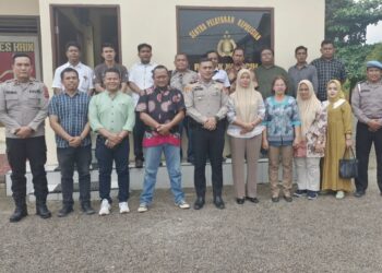 Teks Foto: Kapolsek Kotarih IPTU Mula Purba, SHi, MH dan Wakapolsek Ipda Brimen, SH, MH foto bersama stakeholder usai gelar lintS sektoral memastikan pemilukada yang damai. (Foto Dok/ Polsek Kotari)