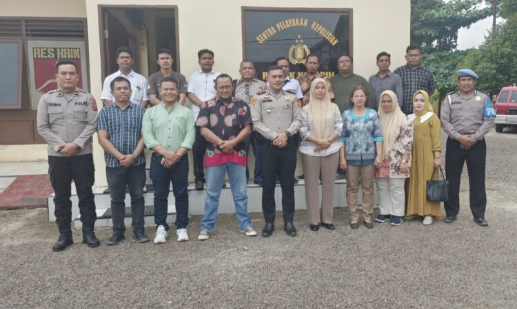 Teks Foto: Kapolsek Kotarih IPTU Mula Purba, SHi, MH dan Wakapolsek Ipda Brimen, SH, MH foto bersama stakeholder usai gelar lintS sektoral memastikan pemilukada yang damai. (Foto Dok/ Polsek Kotari)