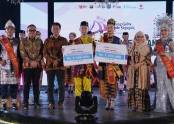 Muhammad Fuad Riduan utusan SMAN 3 Unggulan Kayuagung dan Afrah Ainunnifah dari Kelurahan Kayuagung meraih gelar sebagai pasangan Bujang Gadis OKI 2024. Keduanya mengalahkan finalis dari 18 Kecamatan di OKI dalam malam final yang digelar di Pendopo Kabupatenan, Rabu (22/5/24) malam.