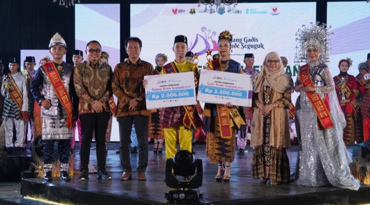 Muhammad Fuad Riduan utusan SMAN 3 Unggulan Kayuagung dan Afrah Ainunnifah dari Kelurahan Kayuagung meraih gelar sebagai pasangan Bujang Gadis OKI 2024. Keduanya mengalahkan finalis dari 18 Kecamatan di OKI dalam malam final yang digelar di Pendopo Kabupatenan, Rabu (22/5/24) malam.