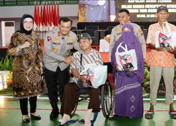 Kapolda Jateng hadir pada Apel Tiga Pilar yang digelar di GOR Bung Karno Kabupaten Sukoharjo. Selasa (28/5/24)