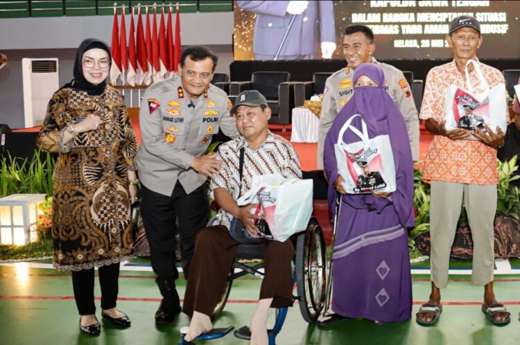 Kapolda Jateng hadir pada Apel Tiga Pilar yang digelar di GOR Bung Karno Kabupaten Sukoharjo. Selasa (28/5/24)