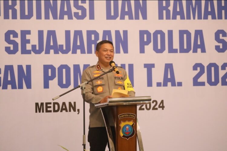 BERI SAMBUTAN: Kapolda Sumut, Irjen Pol Agung Setya Imam Effendi memberi sambutan pada rapat koordinasi (Rakor) dan ramah tamah Bidang (Bid) Propam Polda Sumut dengan POM TNI di Mapolda Sumut, Rabu (29/5). (Foto Dok/ Polda Sumut)