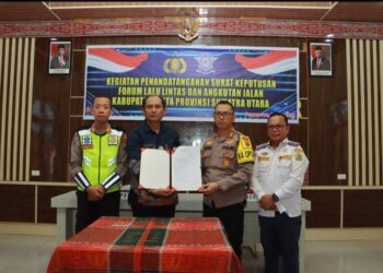 Polres Samosir dan Pemerintah Kabupaten Samosir mengikuti kegiatan penandatanganan Surat Keputusan Forum Lalu Lintas dan Angkutan Jalan Kabupaten/Kota Provinsi Sumatera Utara. Acara ini disaksikan langsung oleh Kapolda Sumut, Irjend Pol Agung Setya Imam Effendi S.H., S.I.K., M.Si, dan dilaksanakan melalui Zoom Meeting dari Aula Pusuk Buhit, Mako Polres Samosir.