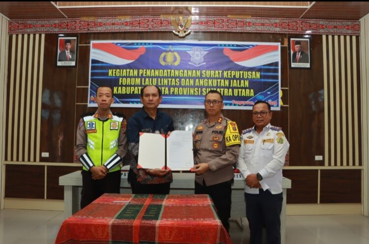 Polres Samosir dan Pemerintah Kabupaten Samosir mengikuti kegiatan penandatanganan Surat Keputusan Forum Lalu Lintas dan Angkutan Jalan Kabupaten/Kota Provinsi Sumatera Utara. Acara ini disaksikan langsung oleh Kapolda Sumut, Irjend Pol Agung Setya Imam Effendi S.H., S.I.K., M.Si, dan dilaksanakan melalui Zoom Meeting dari Aula Pusuk Buhit, Mako Polres Samosir.