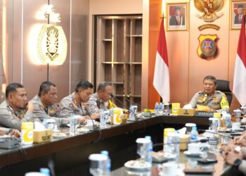 BERI ARAHAN: Kapolda Sumut, Irjen Pol Agung Setya Imam Effendi memberi arahan usai penandatangan Surat Keputusan Pembentukan Forum Lalu Lintas Angkutan Jalan (LLAJ), Kamis (30/5).(Foto Dok/Polda Sumut)
