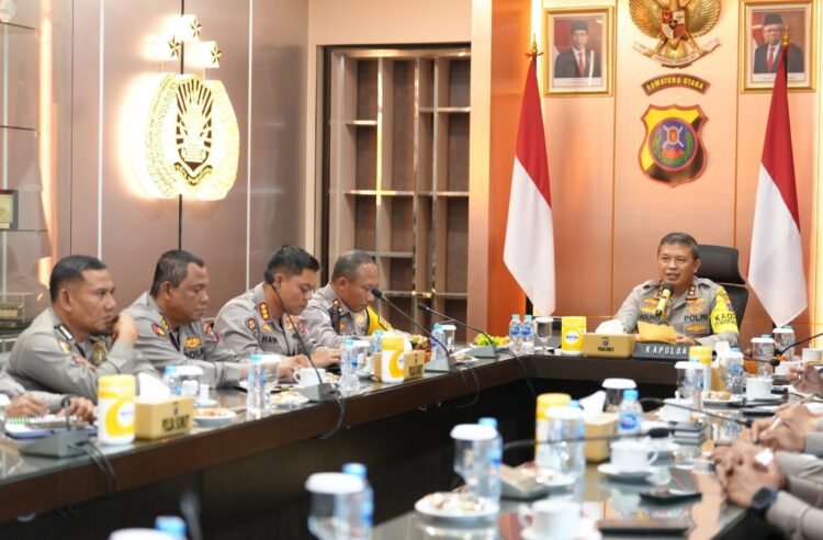 BERI ARAHAN: Kapolda Sumut, Irjen Pol Agung Setya Imam Effendi memberi arahan usai penandatangan Surat Keputusan Pembentukan Forum Lalu Lintas Angkutan Jalan (LLAJ), Kamis (30/5).(Foto Dok/Polda Sumut)