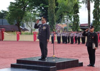 Sebagai inspektur upacara, Kabag SDM Polres Nias, Kompol Dodi Nainggolan, memimpin jalannya kegiatan. Upacara berlangsung khidmat dengan Kasat Samapta AKP Augusts Zend bertindak sebagai perwira upacara, sementara Ipda Riskon Ginting menjadi komandan upacara dan Ipda Jasmar Zebua sebagai pembaca Pembukaan UUD 1945.