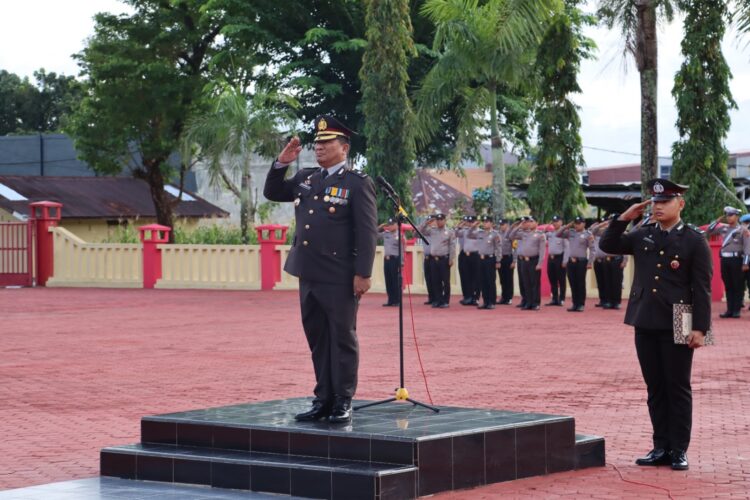 Sebagai inspektur upacara, Kabag SDM Polres Nias, Kompol Dodi Nainggolan, memimpin jalannya kegiatan. Upacara berlangsung khidmat dengan Kasat Samapta AKP Augusts Zend bertindak sebagai perwira upacara, sementara Ipda Riskon Ginting menjadi komandan upacara dan Ipda Jasmar Zebua sebagai pembaca Pembukaan UUD 1945.