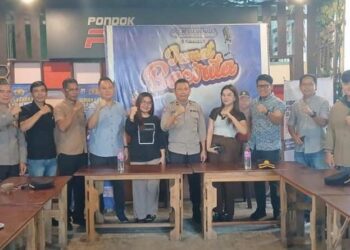Polresta Manado melaksanakan kegiatan “Jumat Bacarita” yang mengangkat topik penting tentang Persyaratan Pembuatan SKCK. Acara ini dihadiri oleh sejumlah tokoh penting diantaranya Kasat Binmas Polresta Manado, Kompol. Arie Najoan, serta perwakilan masyarakat, Jumat (31/5/2024).